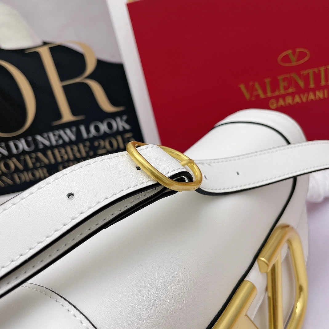 Valentino AAA Quality Messenger Bags For Women Breathable 2678
