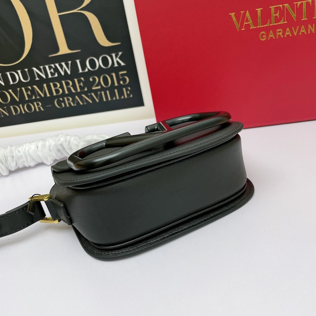 Valentino AAA Quality Messenger Bags For Women Efficient 1384