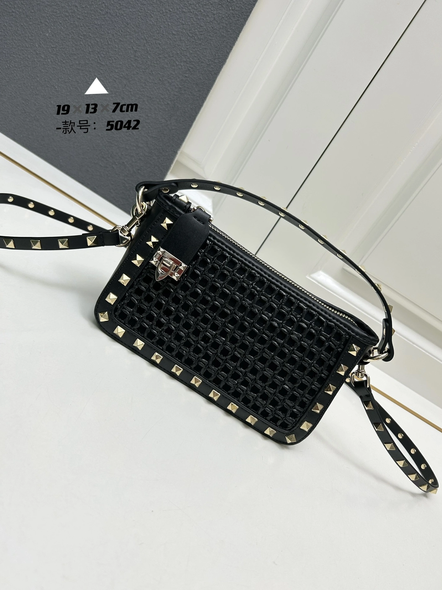 Valentino AAA Quality Messenger Bags For Women Flexible 2554