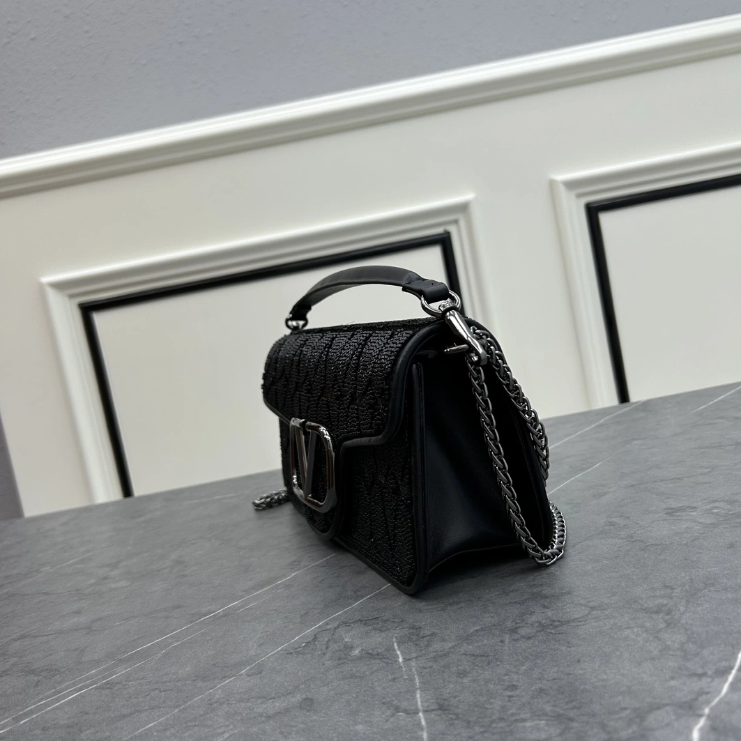 Valentino AAA Quality Messenger Bags For Women Lightweight 744