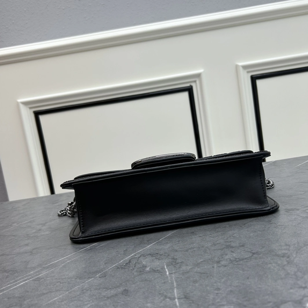 Valentino AAA Quality Messenger Bags For Women Lightweight 744