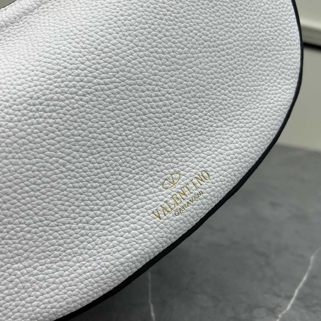 Valentino AAA Quality Messenger Bags For Women Minimalist 7162