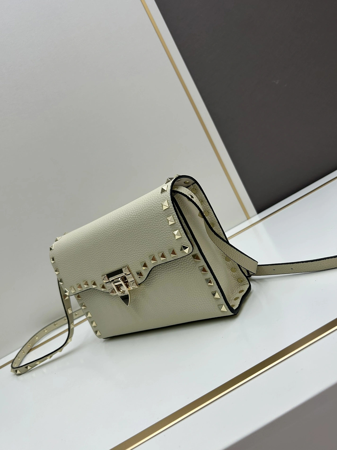 Valentino AAA Quality Messenger Bags For Women ModernLook 4186