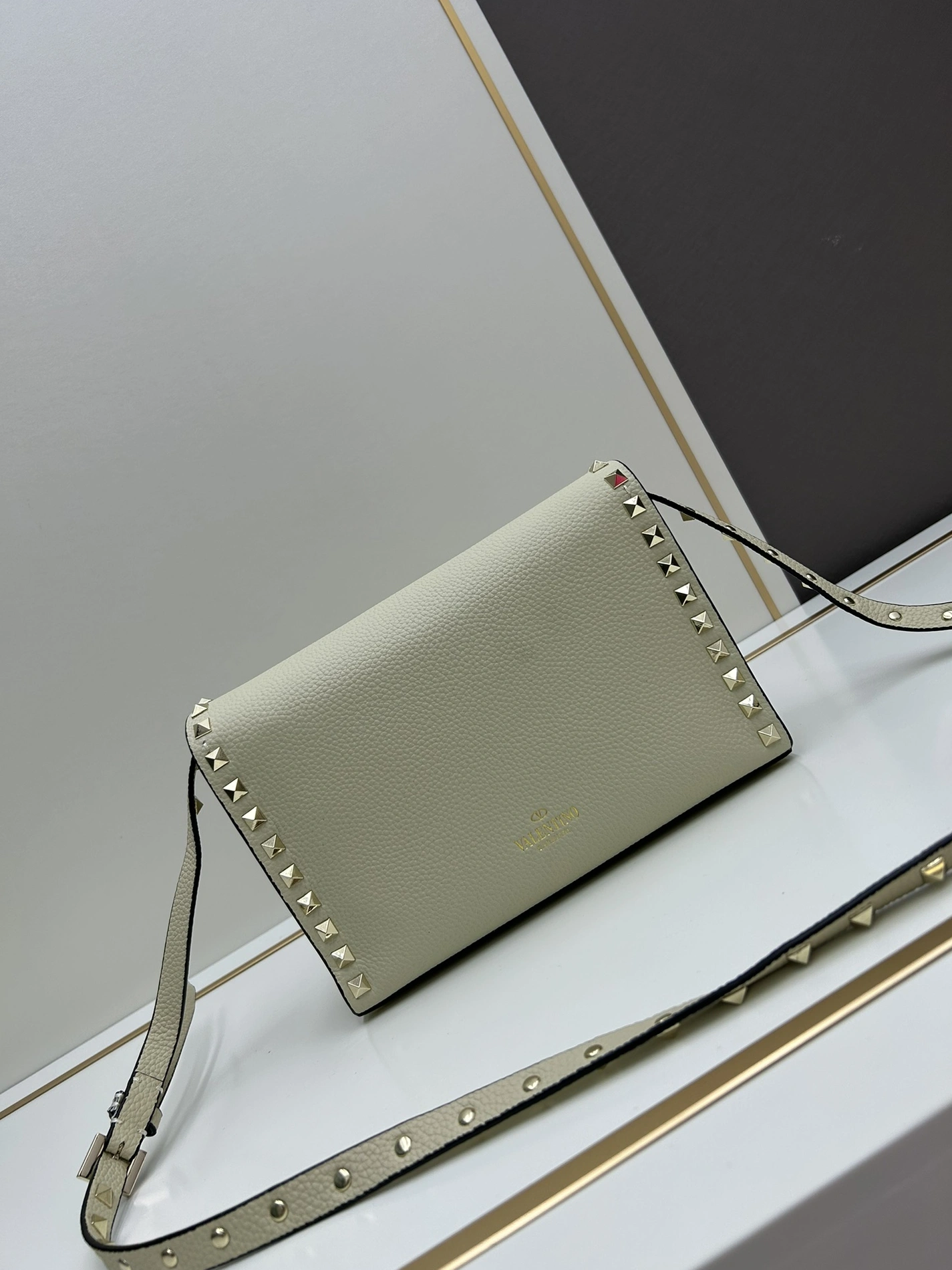 Valentino AAA Quality Messenger Bags For Women ModernLook 4186