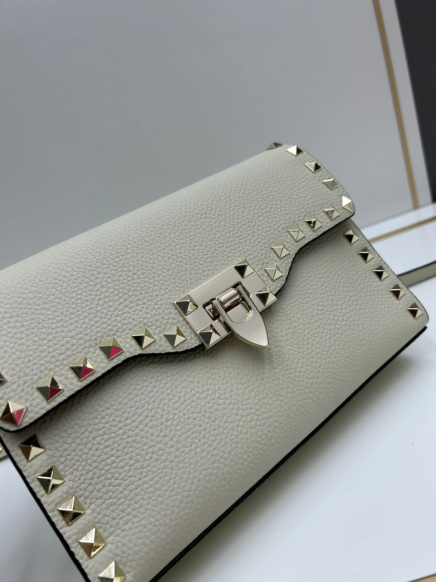 Valentino AAA Quality Messenger Bags For Women ModernLook 4186