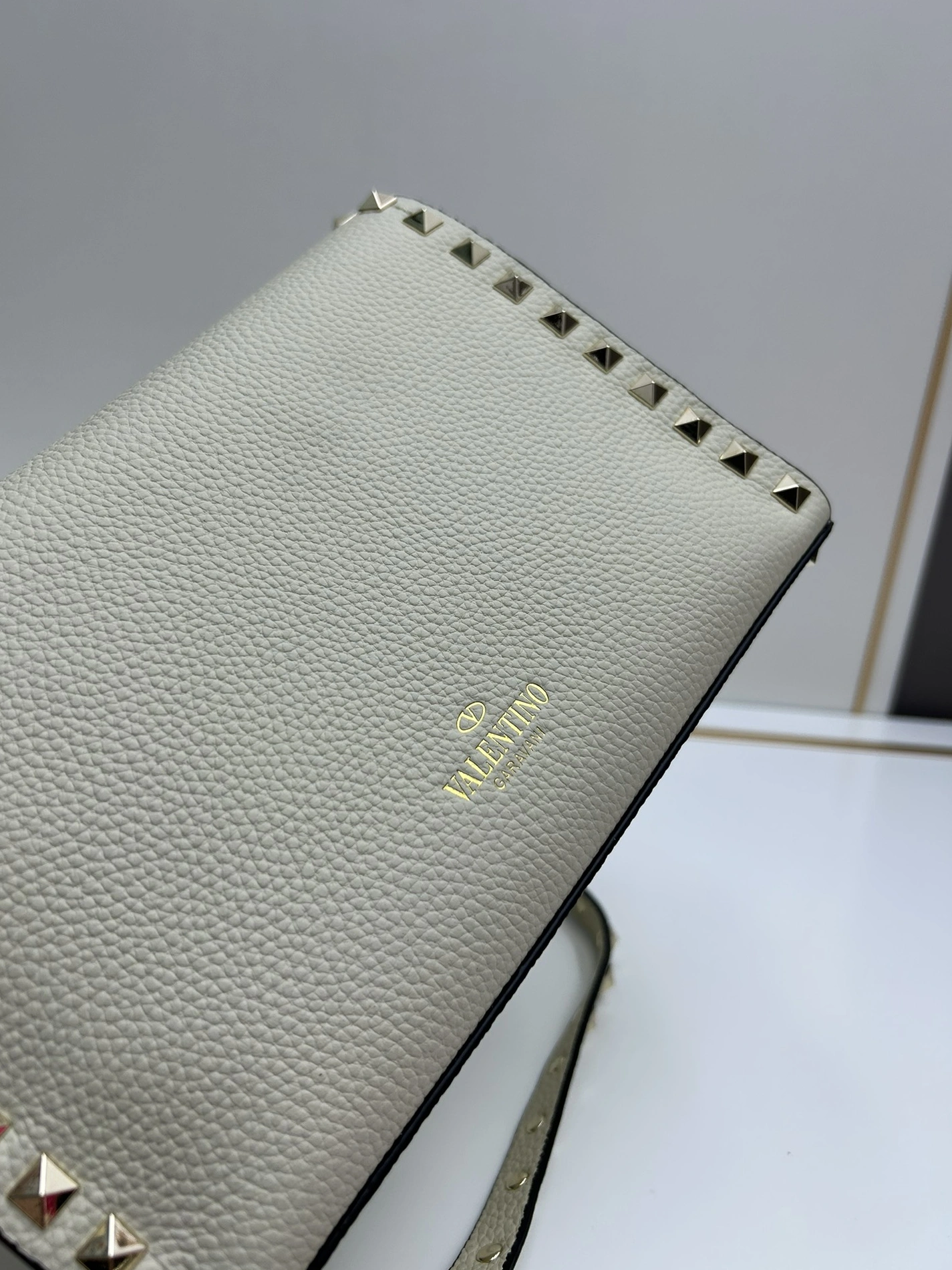 Valentino AAA Quality Messenger Bags For Women ModernLook 4186