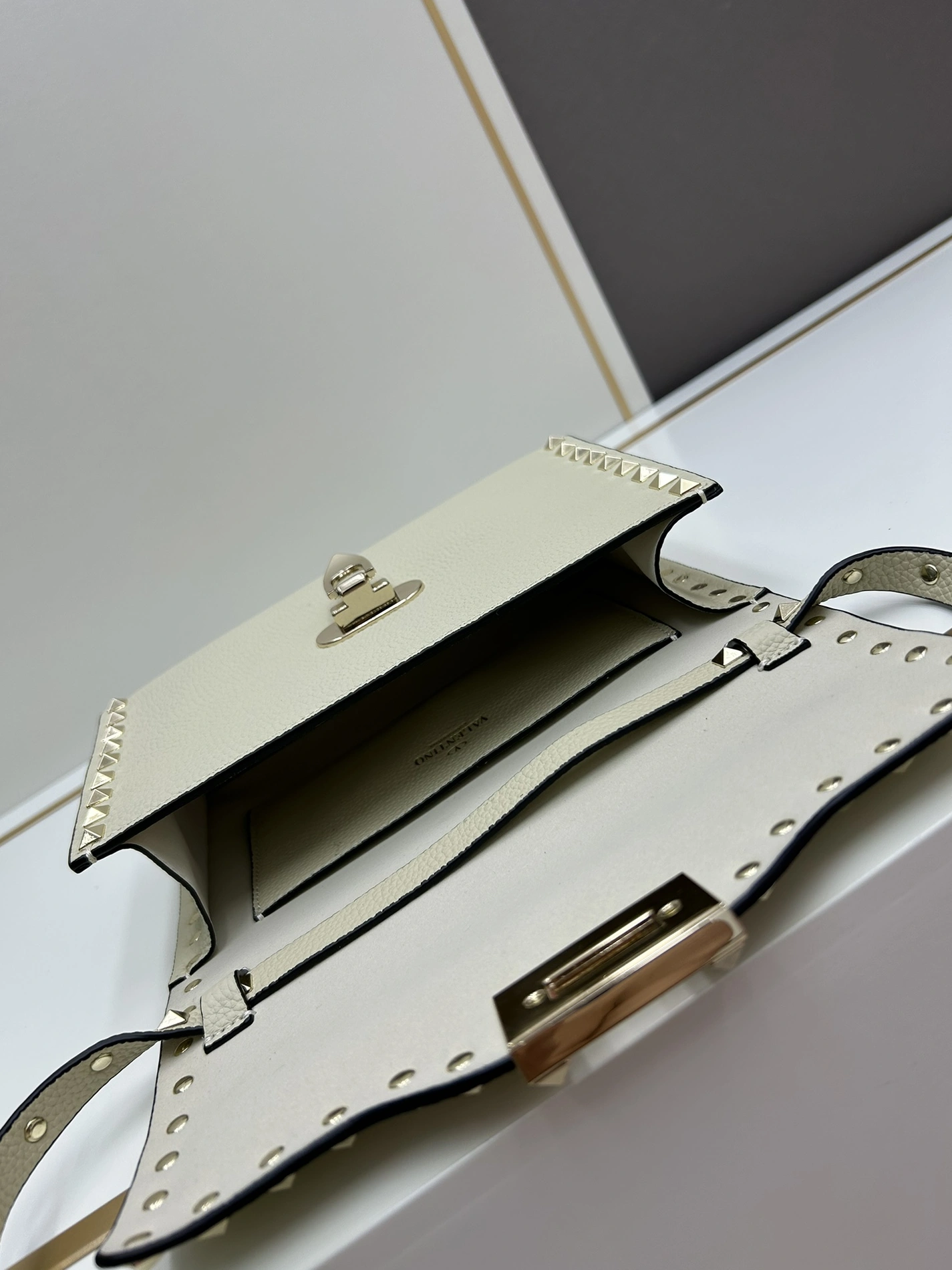 Valentino AAA Quality Messenger Bags For Women ModernLook 4186