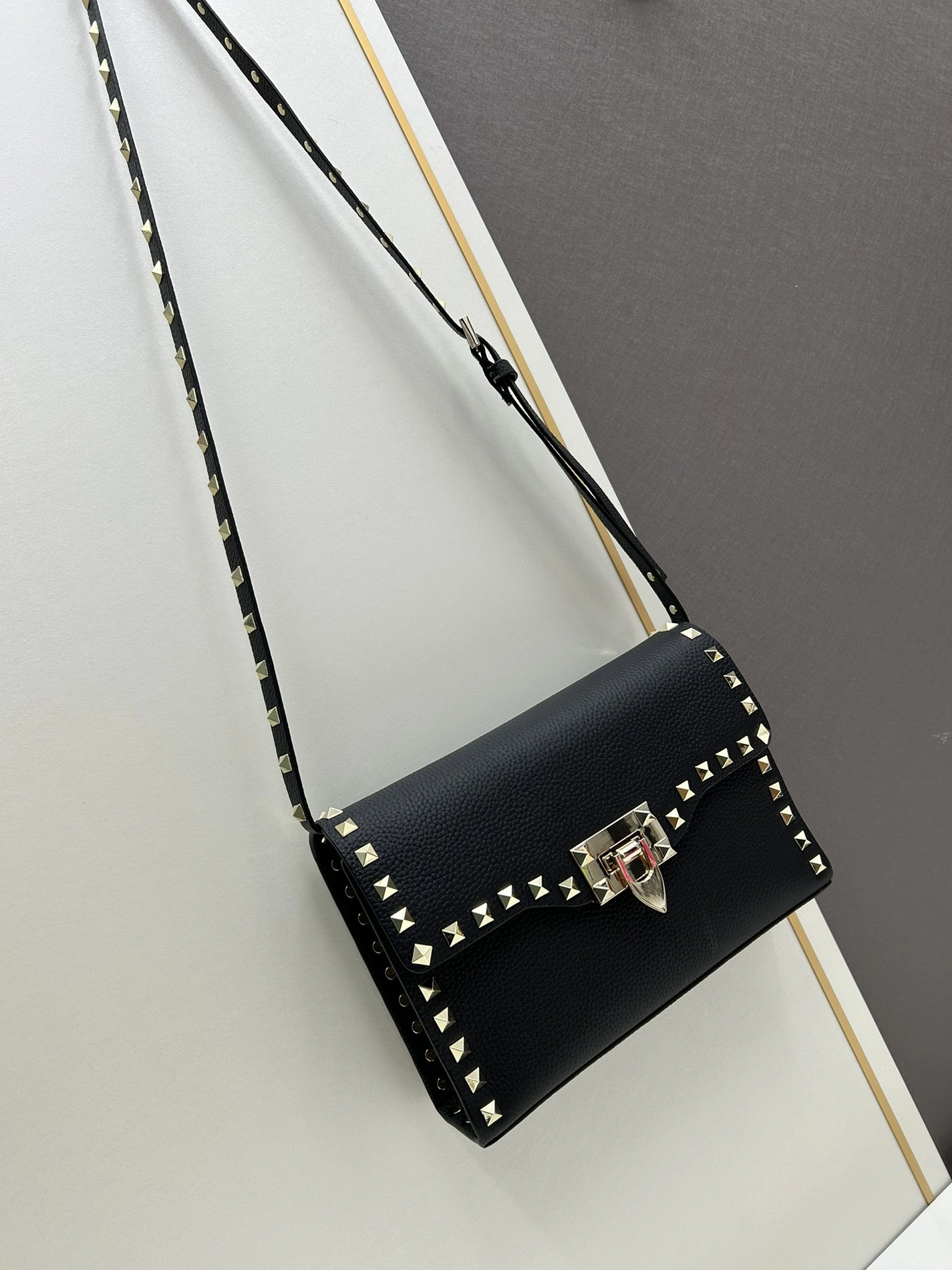 Valentino AAA Quality Messenger Bags For Women Popular 184