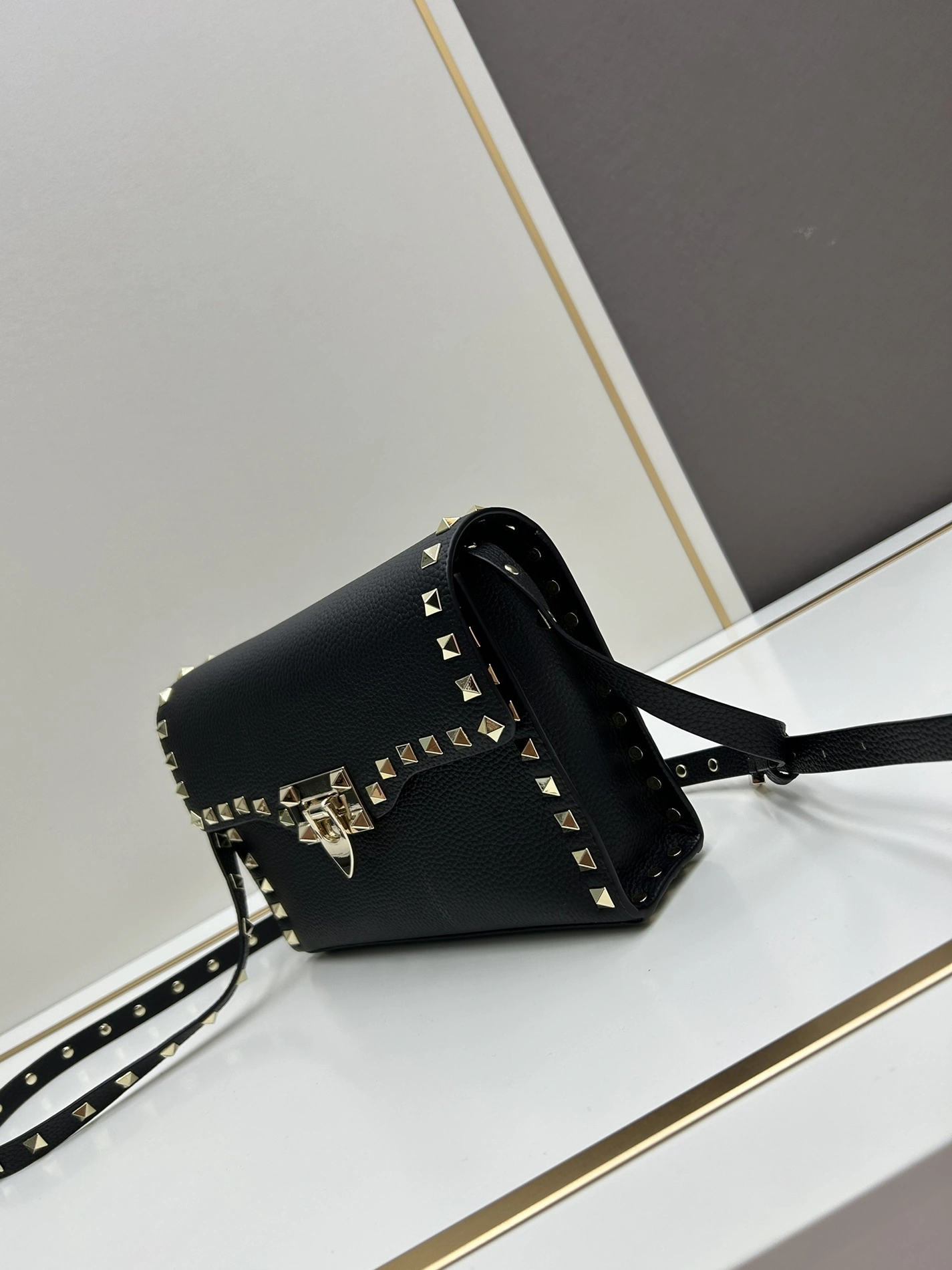 Valentino AAA Quality Messenger Bags For Women Popular 184