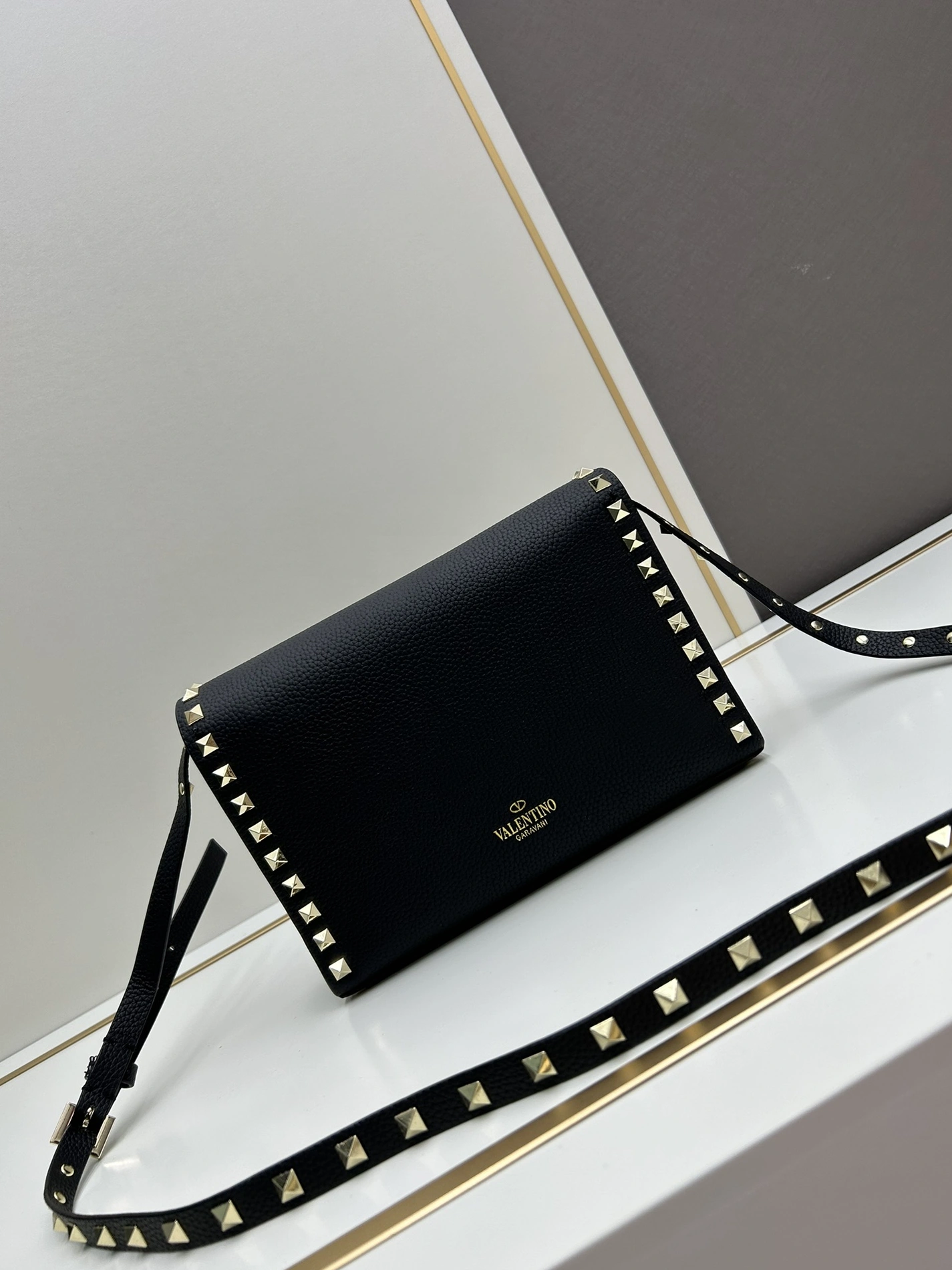 Valentino AAA Quality Messenger Bags For Women Popular 184