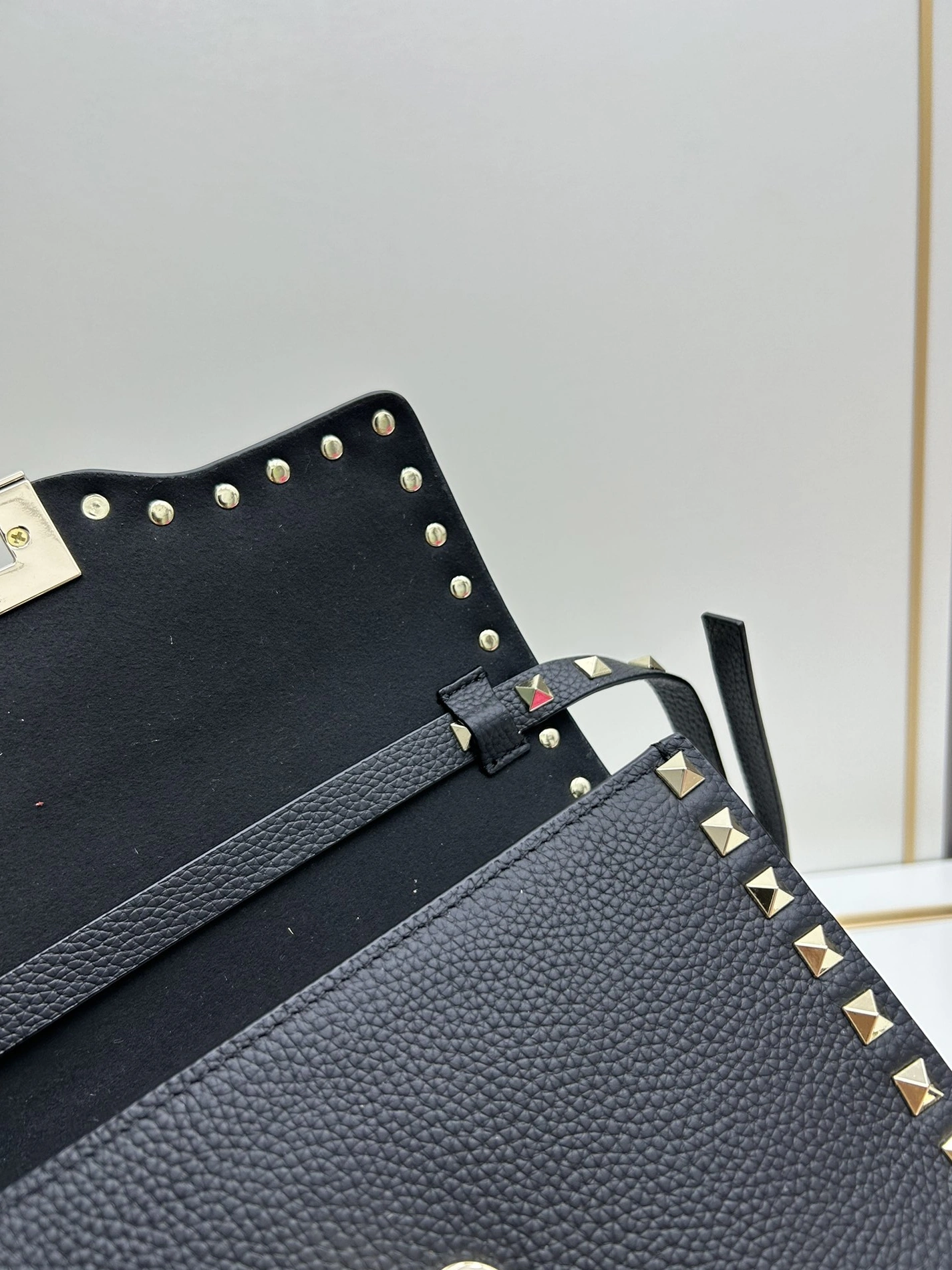 Valentino AAA Quality Messenger Bags For Women Popular 184