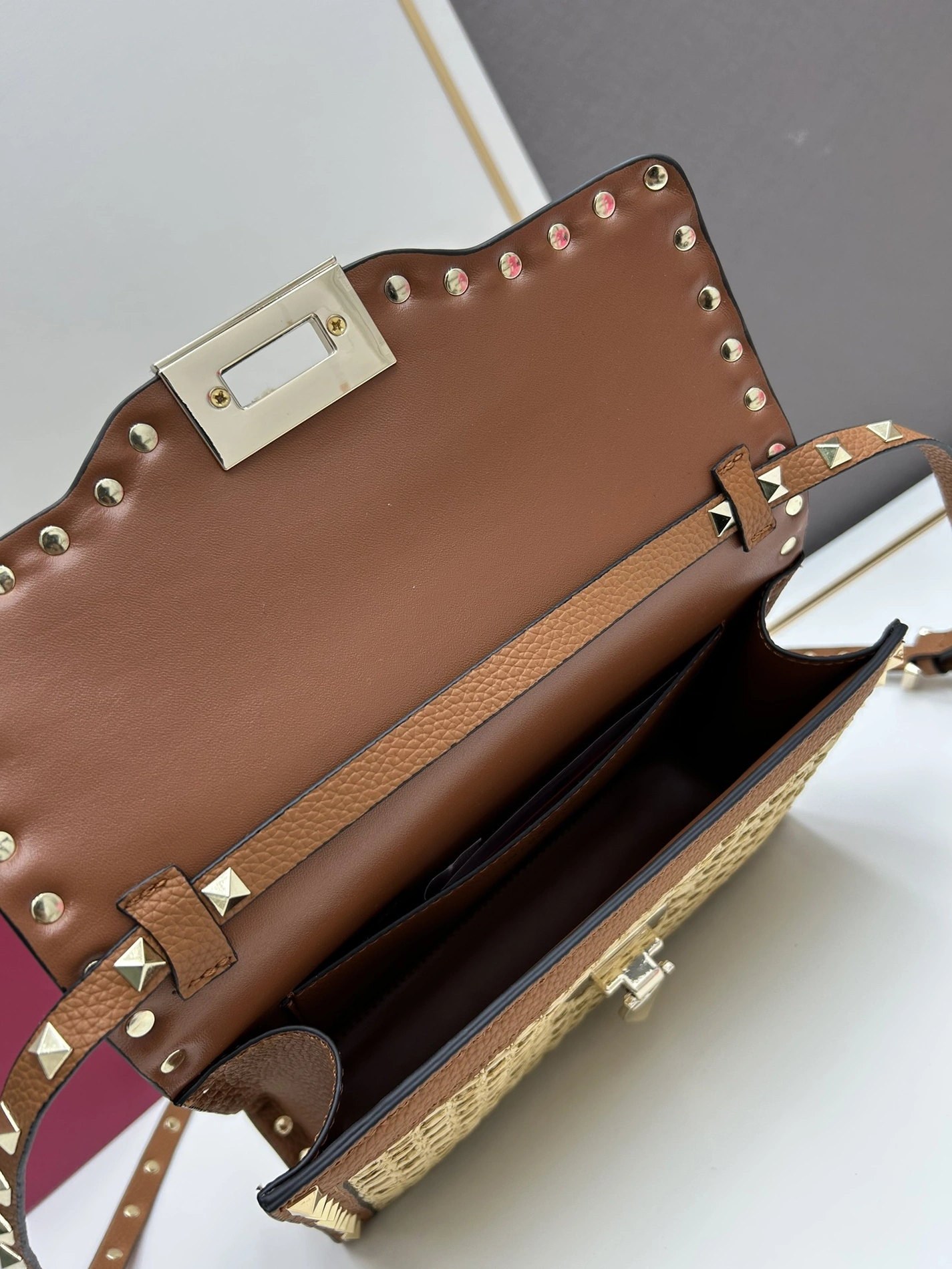 Valentino AAA Quality Messenger Bags For Women Reliable 5542