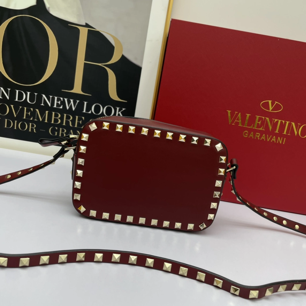 Valentino AAA Quality Messenger Bags For Women Sleek 399