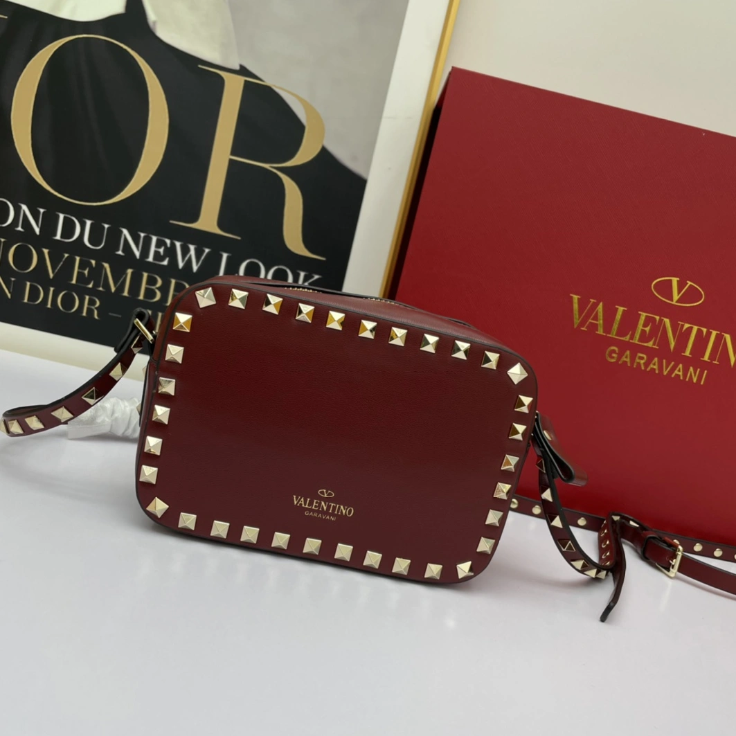 Valentino AAA Quality Messenger Bags For Women Sleek 399