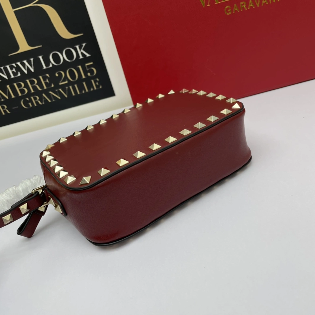 Valentino AAA Quality Messenger Bags For Women Sleek 399