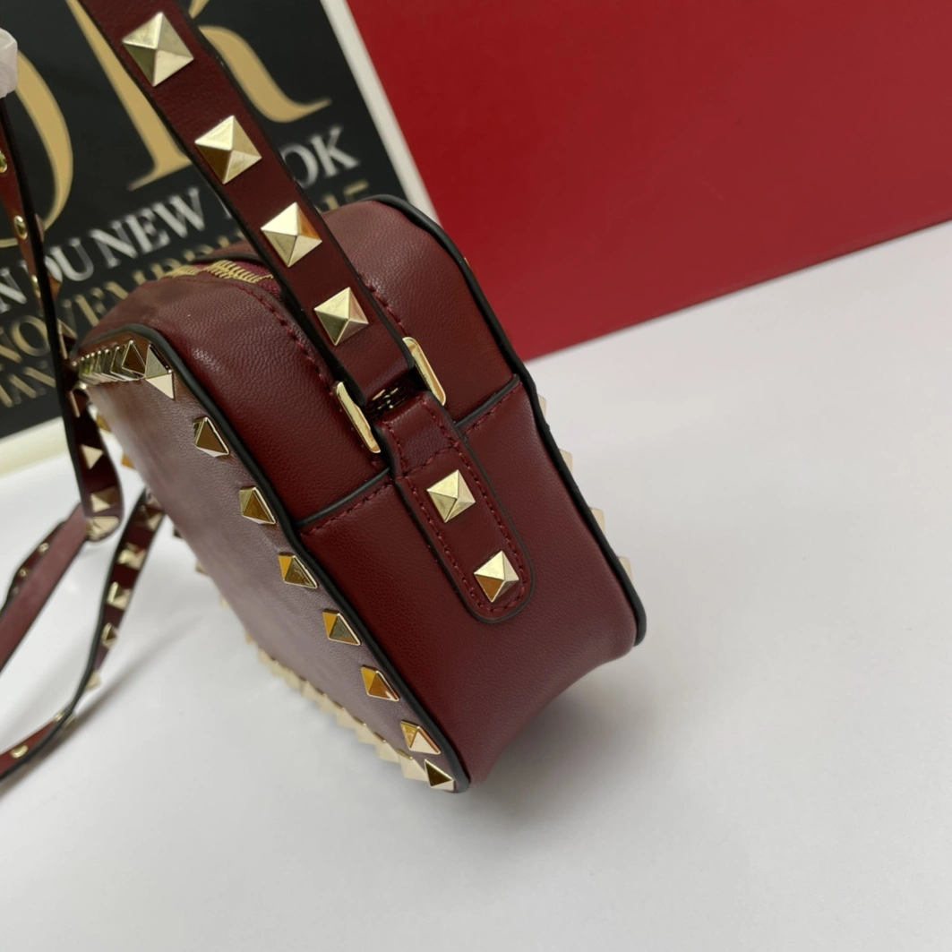 Valentino AAA Quality Messenger Bags For Women Sleek 399
