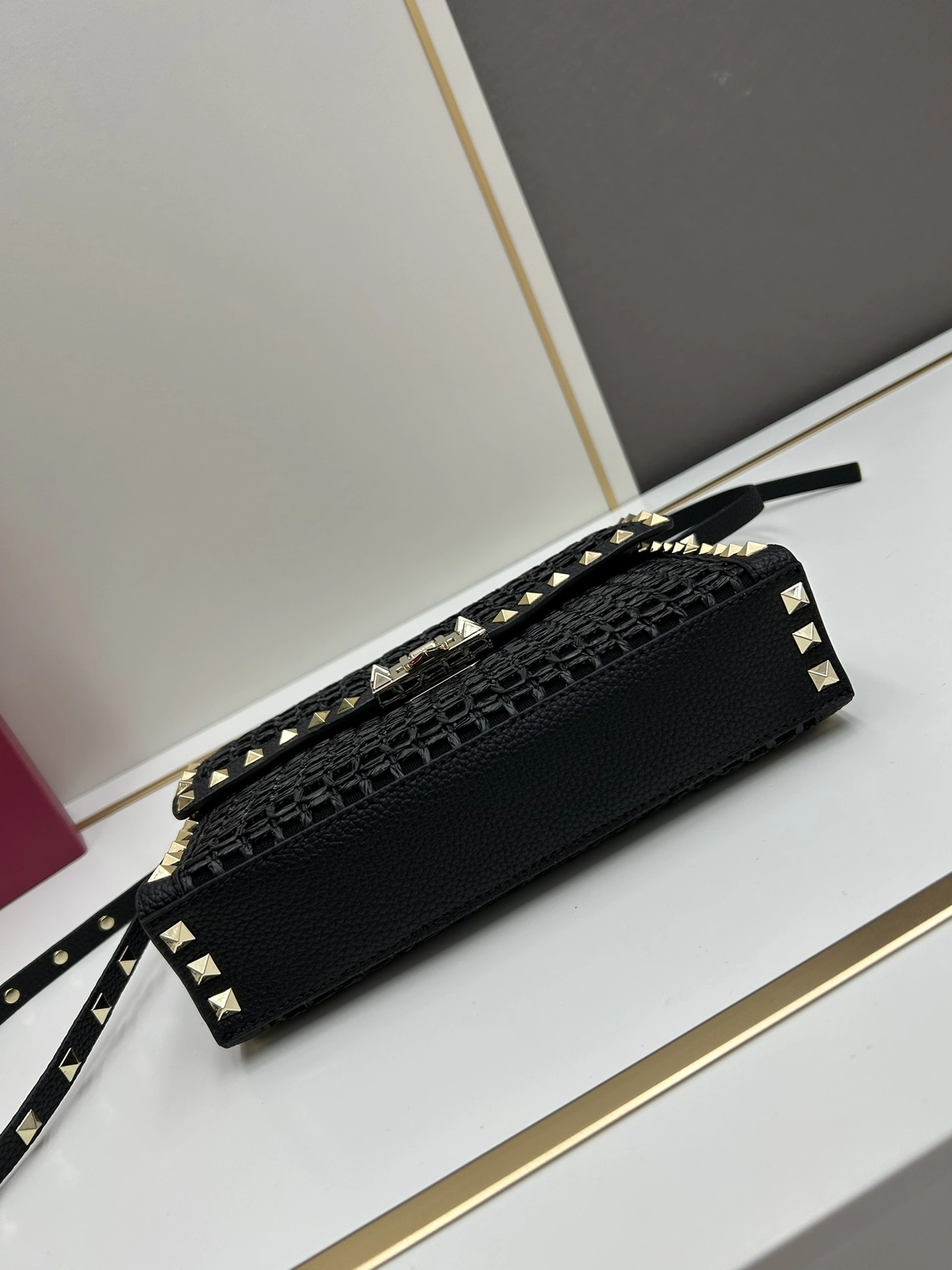 Valentino AAA Quality Messenger Bags For Women Sleek 5572