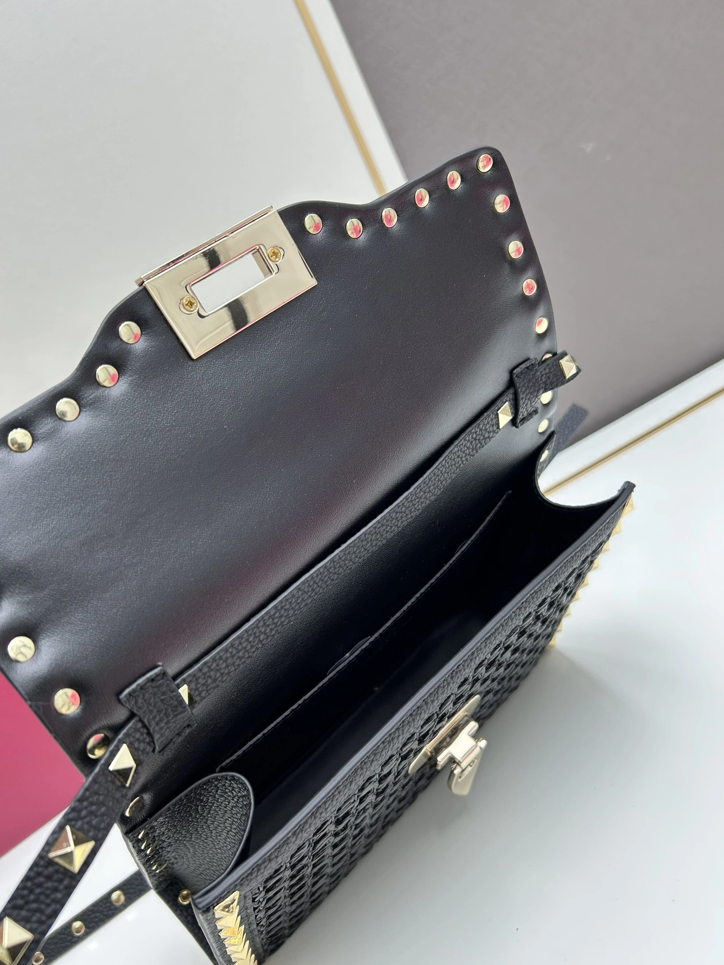 Valentino AAA Quality Messenger Bags For Women Sleek 5572