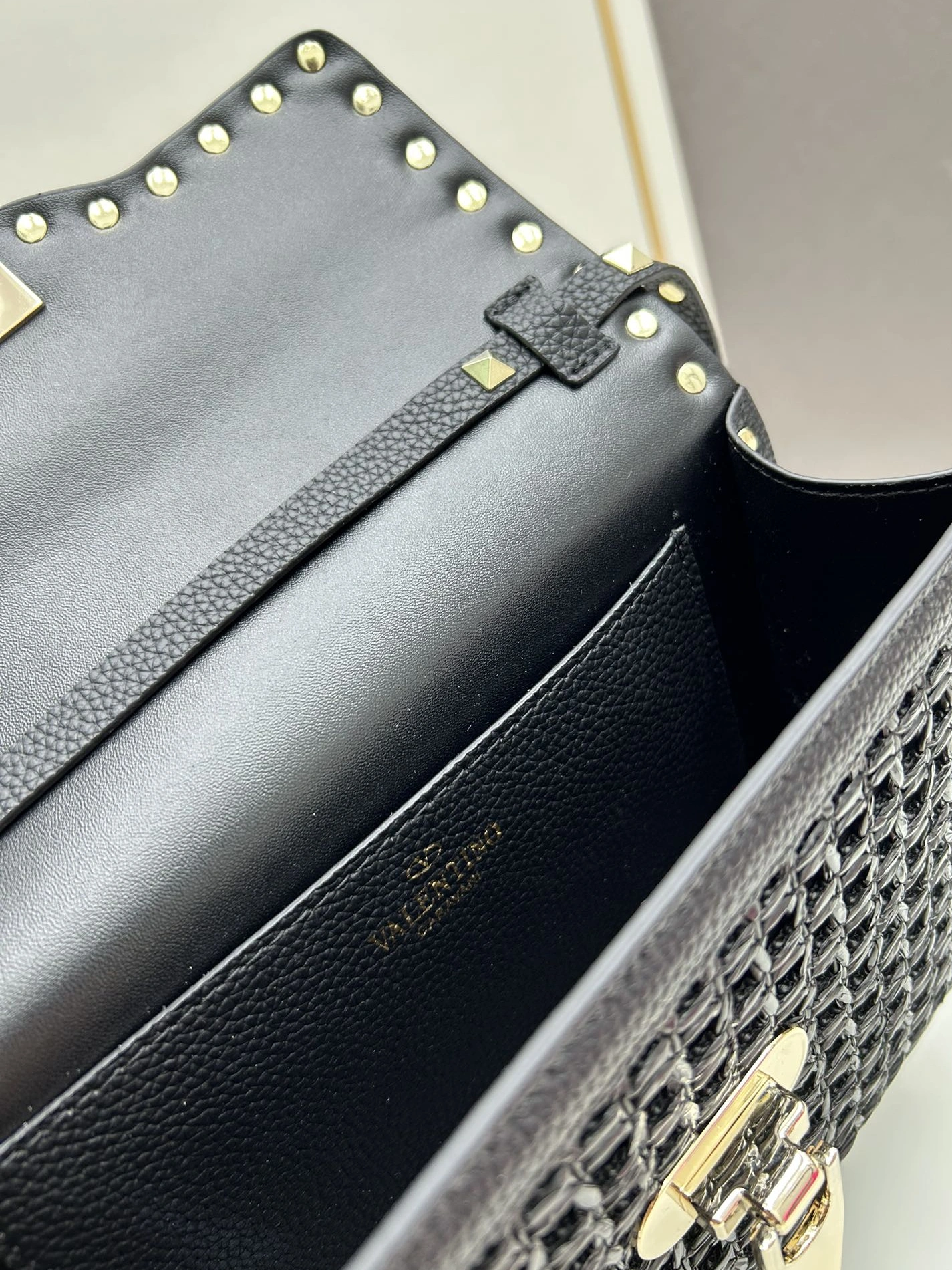 Valentino AAA Quality Messenger Bags For Women Sleek 5572