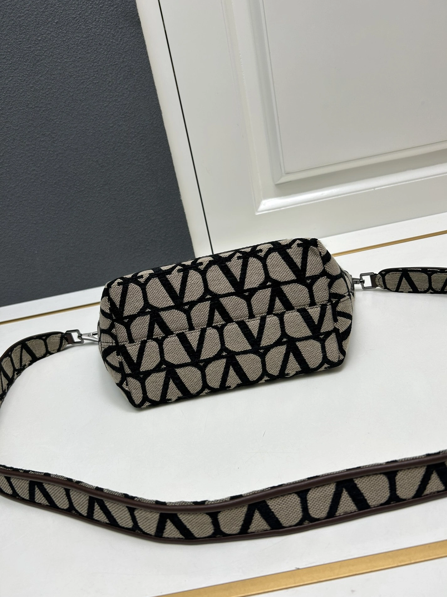 Valentino AAA Quality Messenger Bags For Women Sophisticated 7098