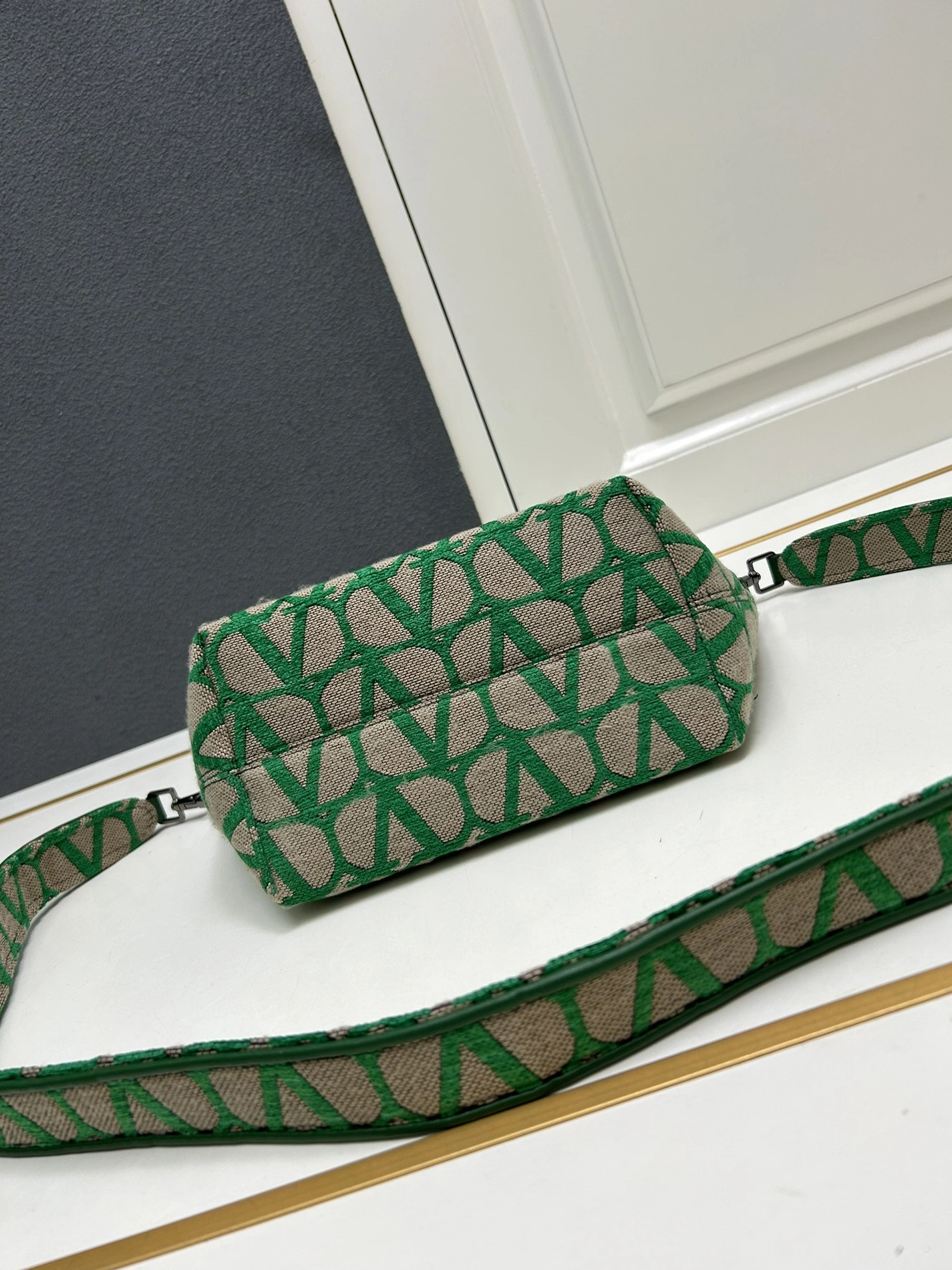 Valentino AAA Quality Messenger Bags For Women Sophisticated 7390