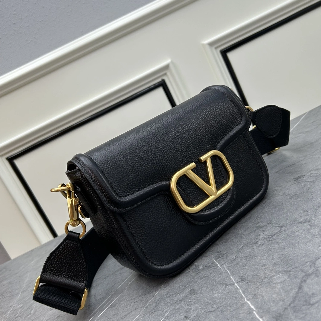 Valentino AAA Quality Messenger Bags For Women Stylish 6732