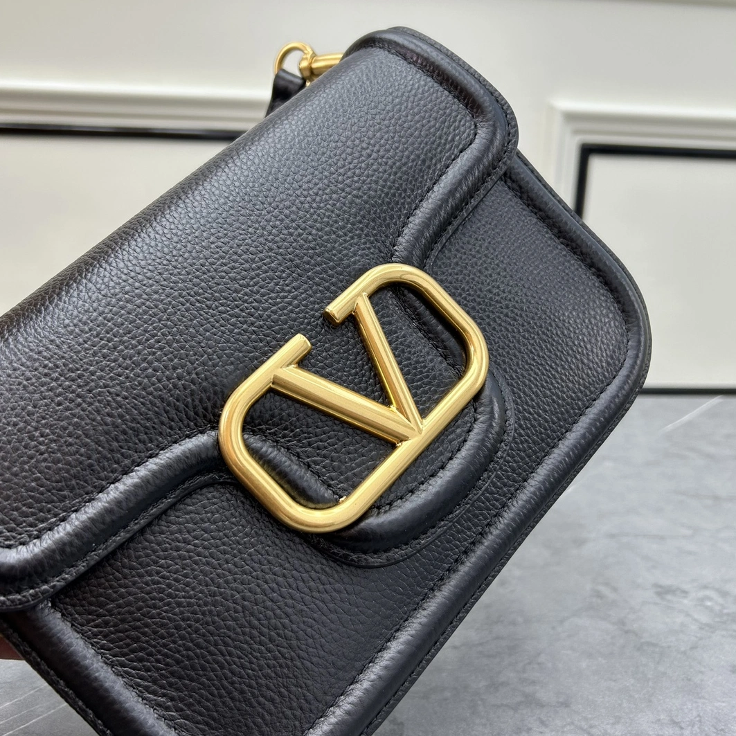 Valentino AAA Quality Messenger Bags For Women Stylish 6732