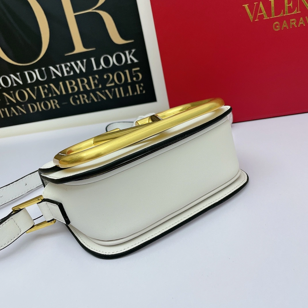 Valentino AAA Quality Messenger Bags For Women Stylish 9258