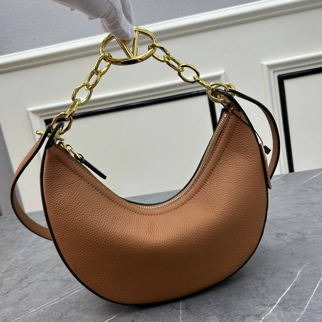 Valentino AAA Quality Messenger Bags For Women Trendsetting 8607