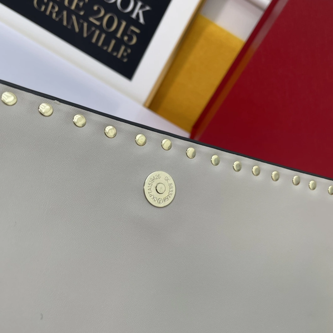 Valentino AAA Quality Messenger Bags For Women Trendy 7303