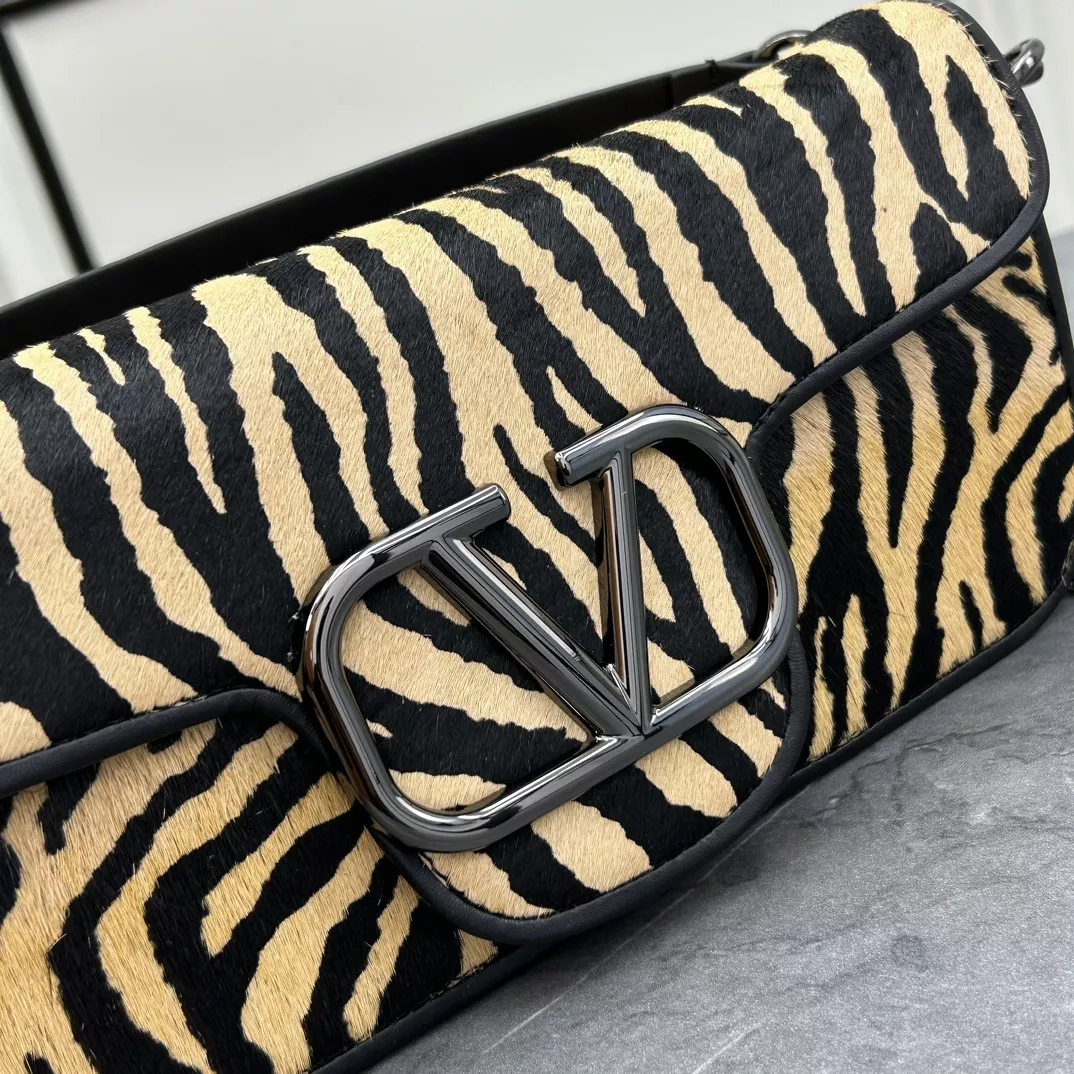 Valentino AAA Quality Messenger Bags For Women Unique 9390