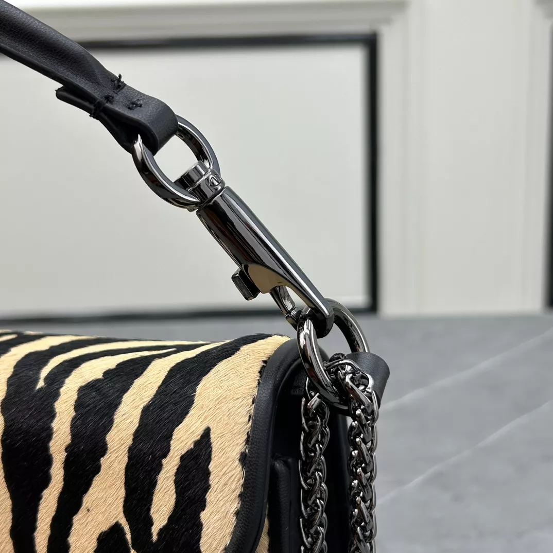 Valentino AAA Quality Messenger Bags For Women Unique 9390