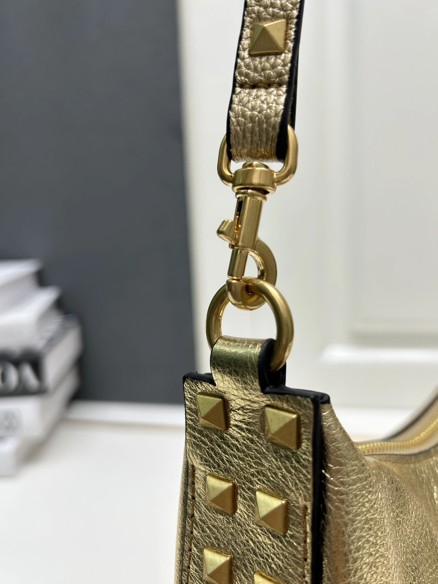 Valentino AAA Quality Shoulder Bags For Women Reliable 2204