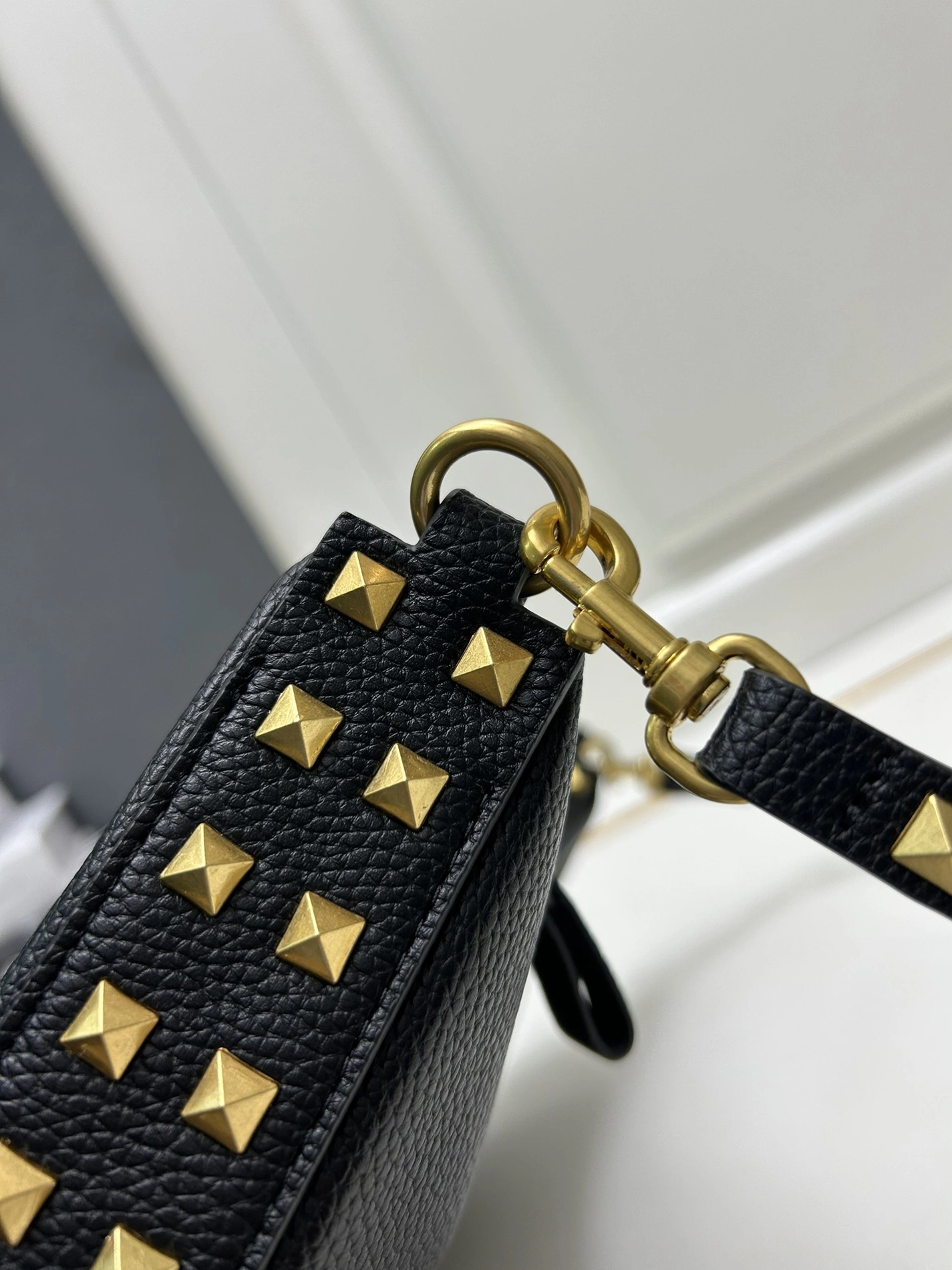 Valentino AAA Quality Shoulder Bags For Women Resilient 8085