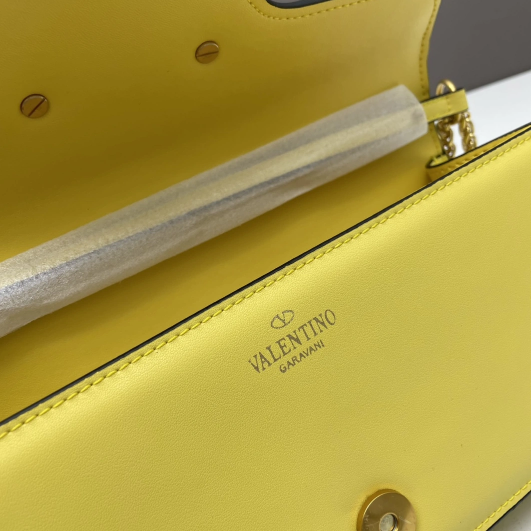 Valentino AAA Quality Shoulder Bags For Women StreetReady 7607