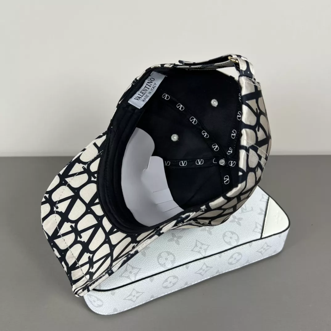 Valentino Caps DailyWear 9663