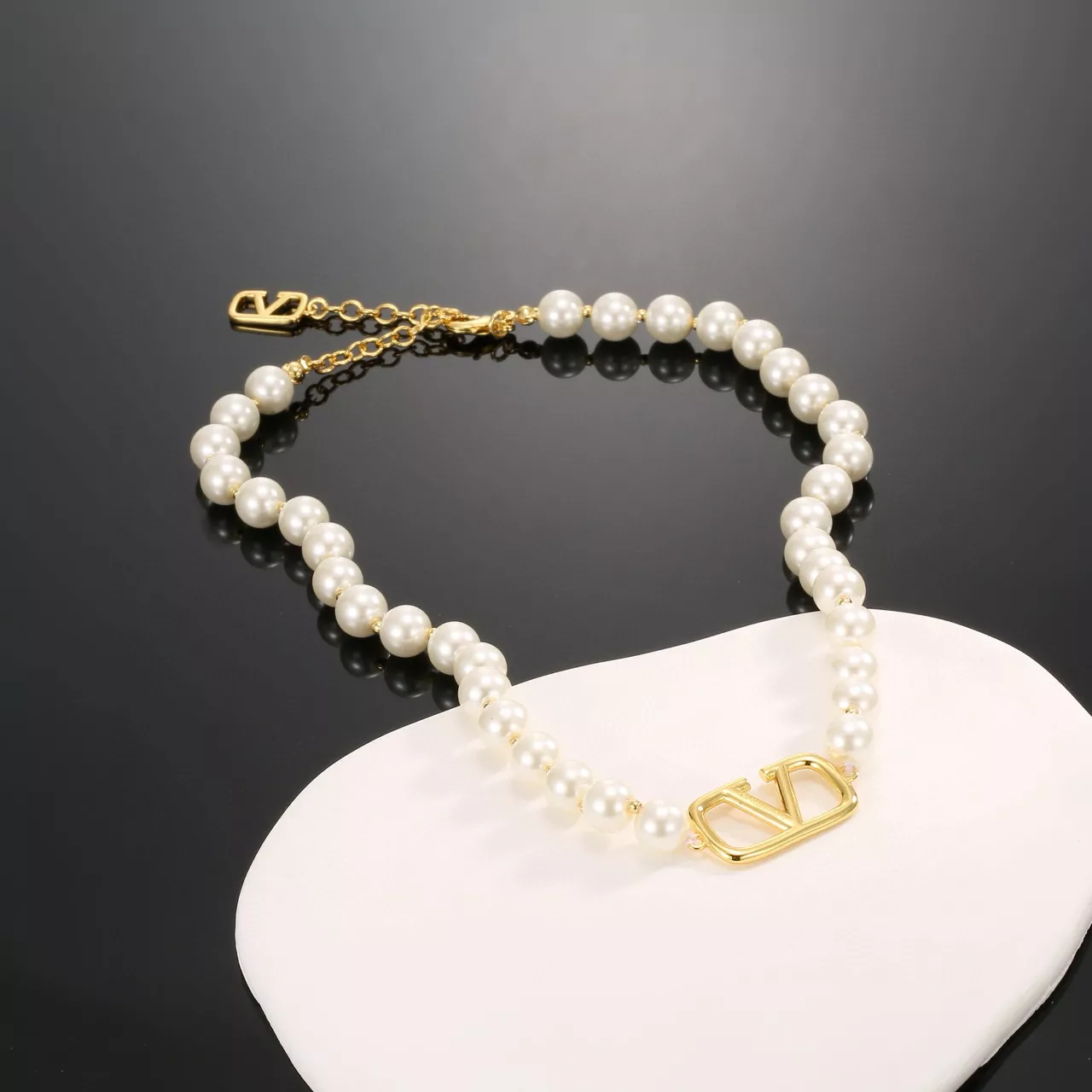 Valentino Necklaces For Women Elegant 3036