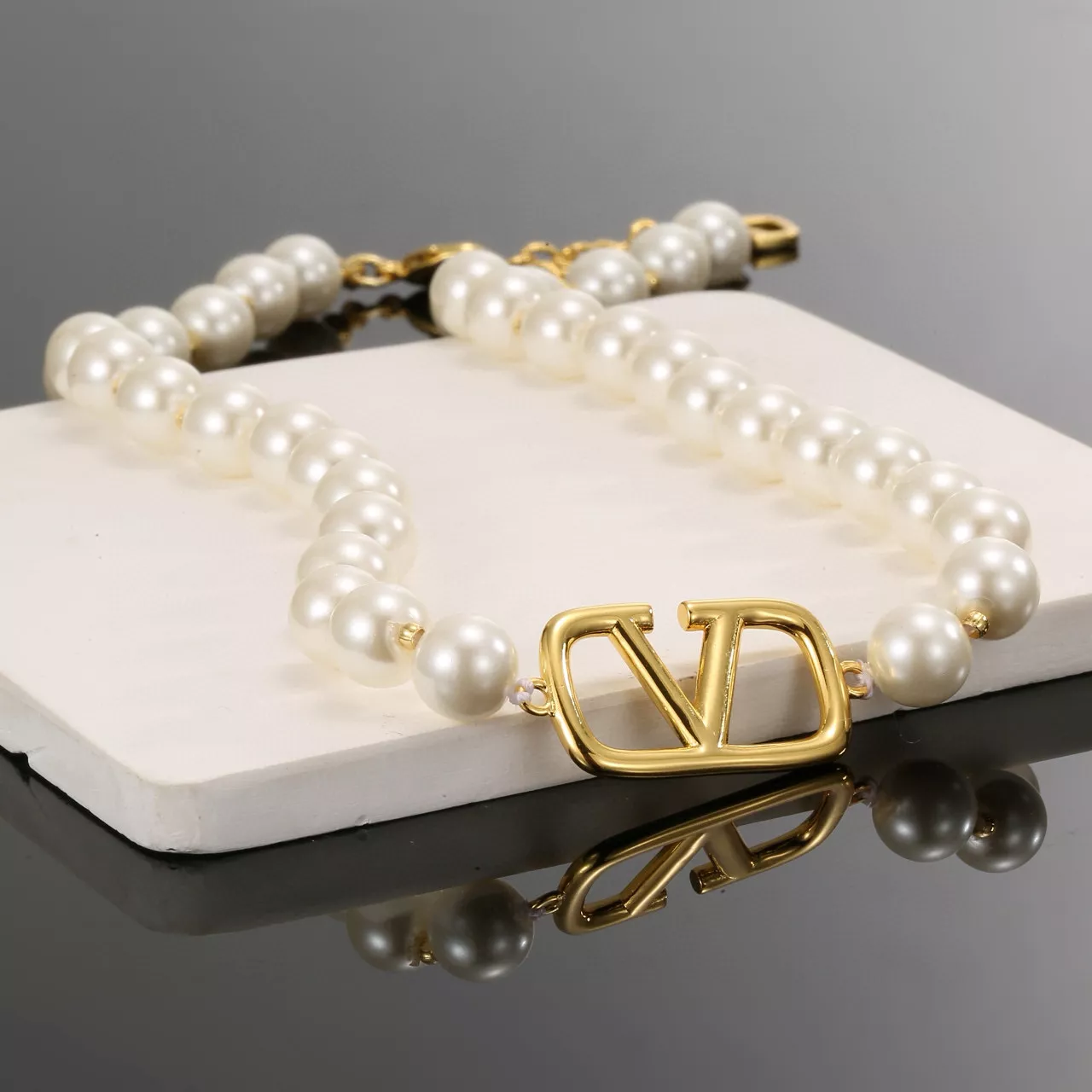 Valentino Necklaces For Women Elegant 3036