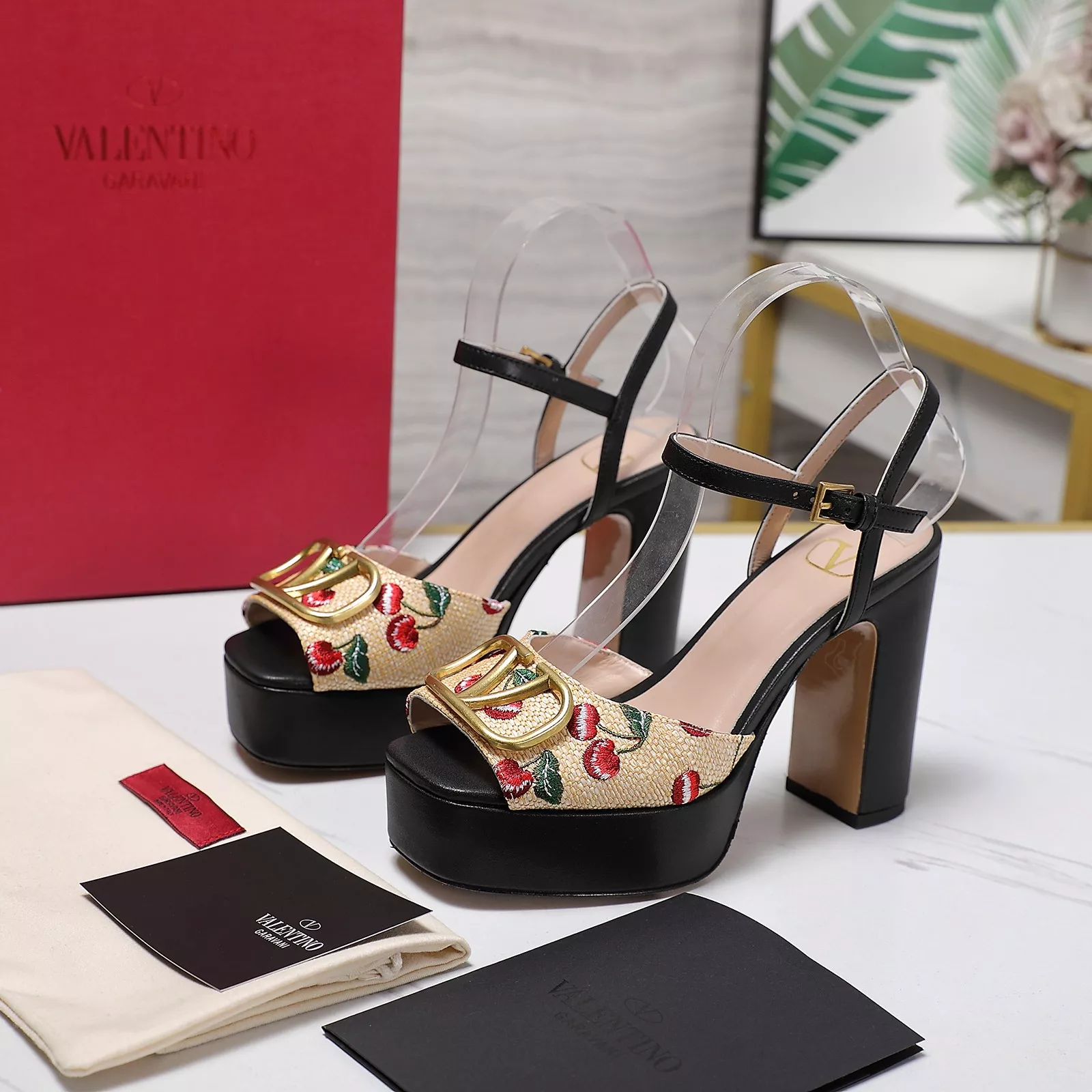 Valentino Sandal For Women Practical 7900