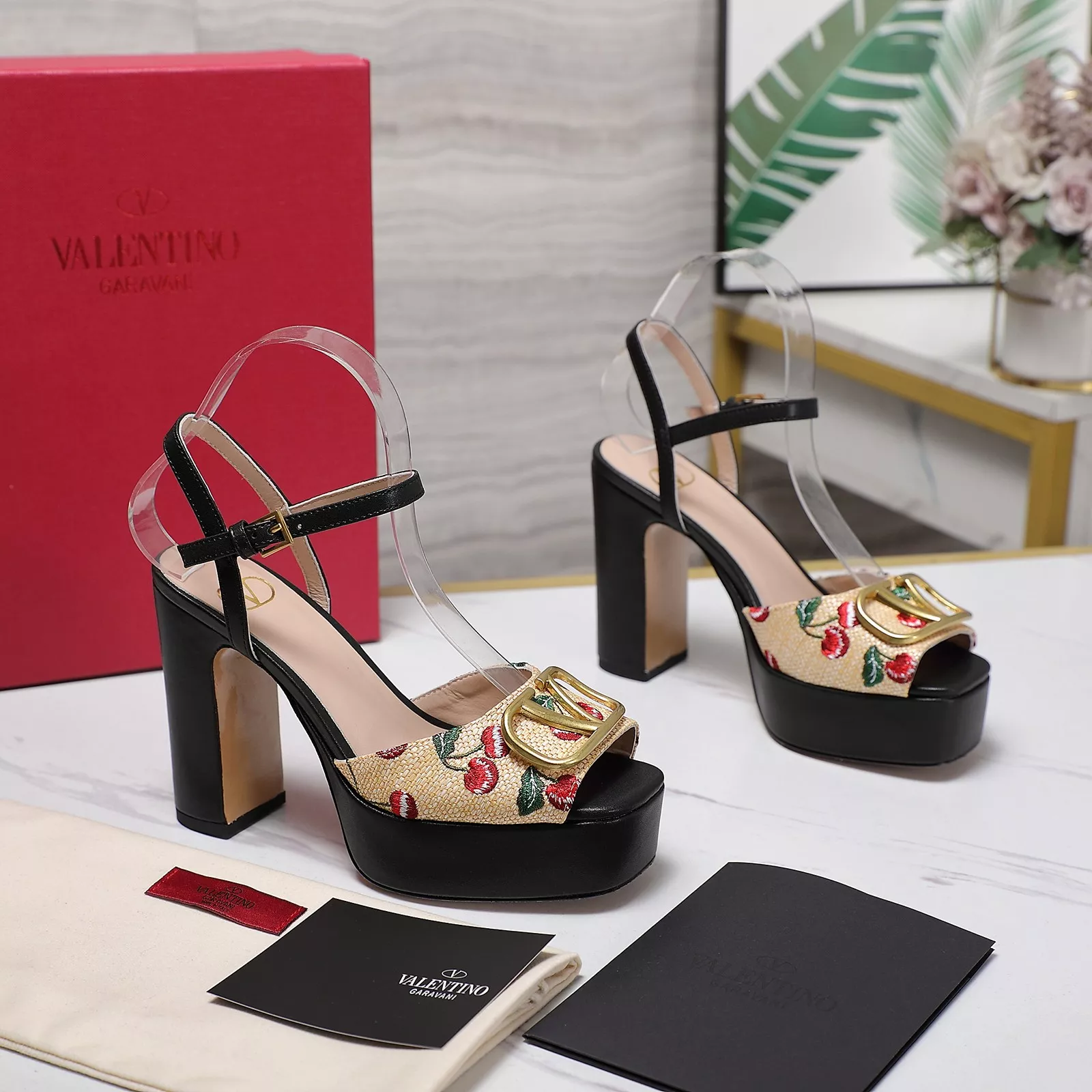 Valentino Sandal For Women Practical 7900