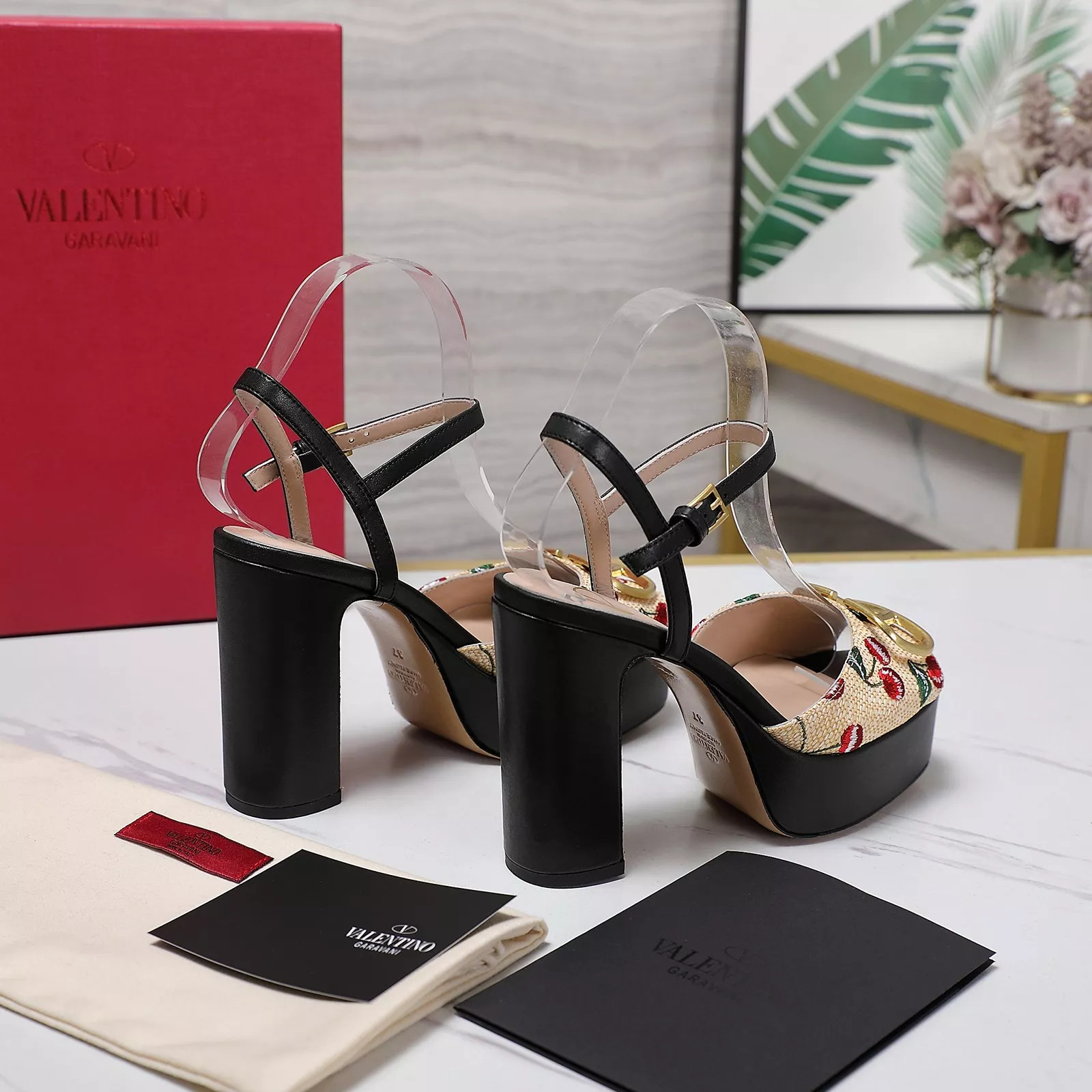 Valentino Sandal For Women Practical 7900