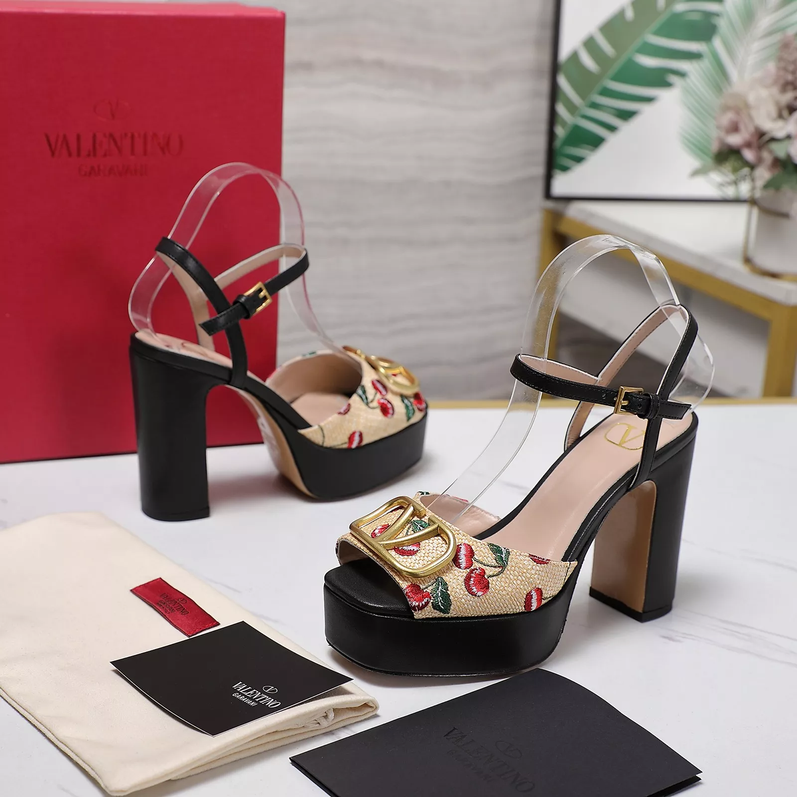 Valentino Sandal For Women Practical 7900