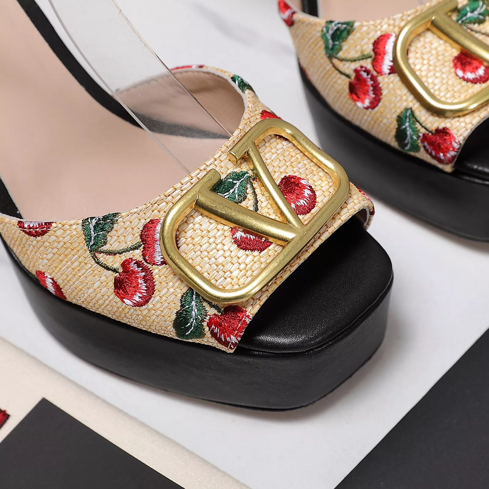 Valentino Sandal For Women Practical 7900