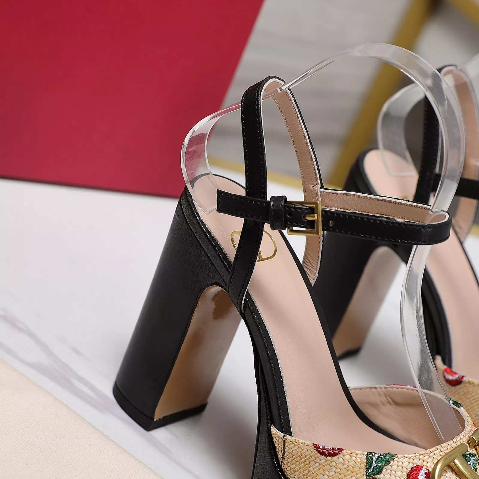 Valentino Sandal For Women Practical 7900
