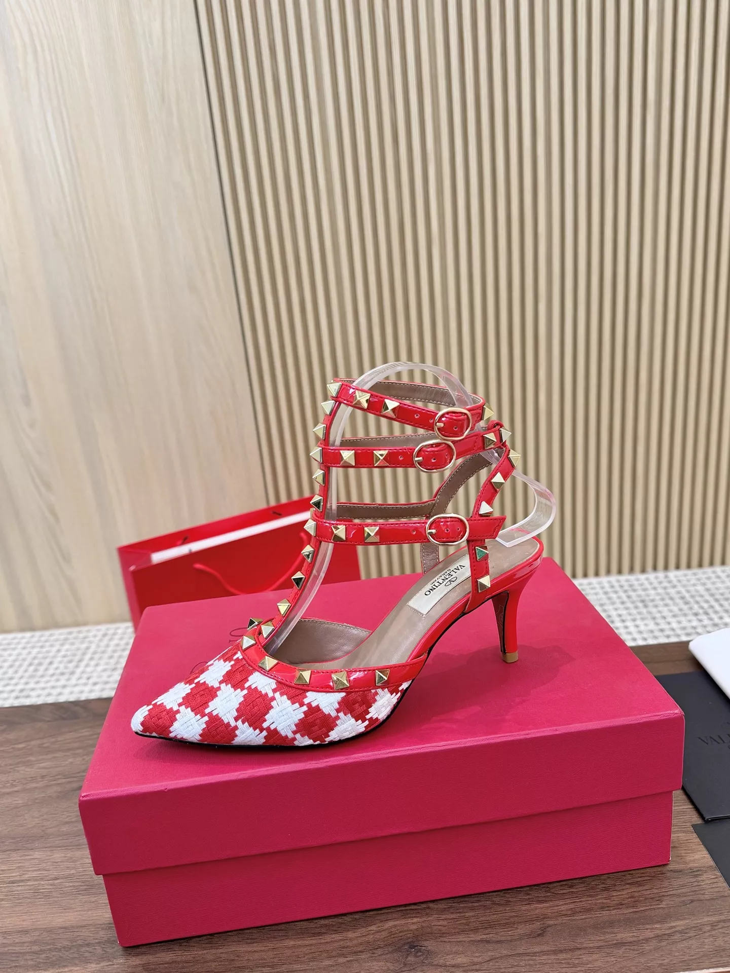 Valentino Sandal For Women Sleek 7749