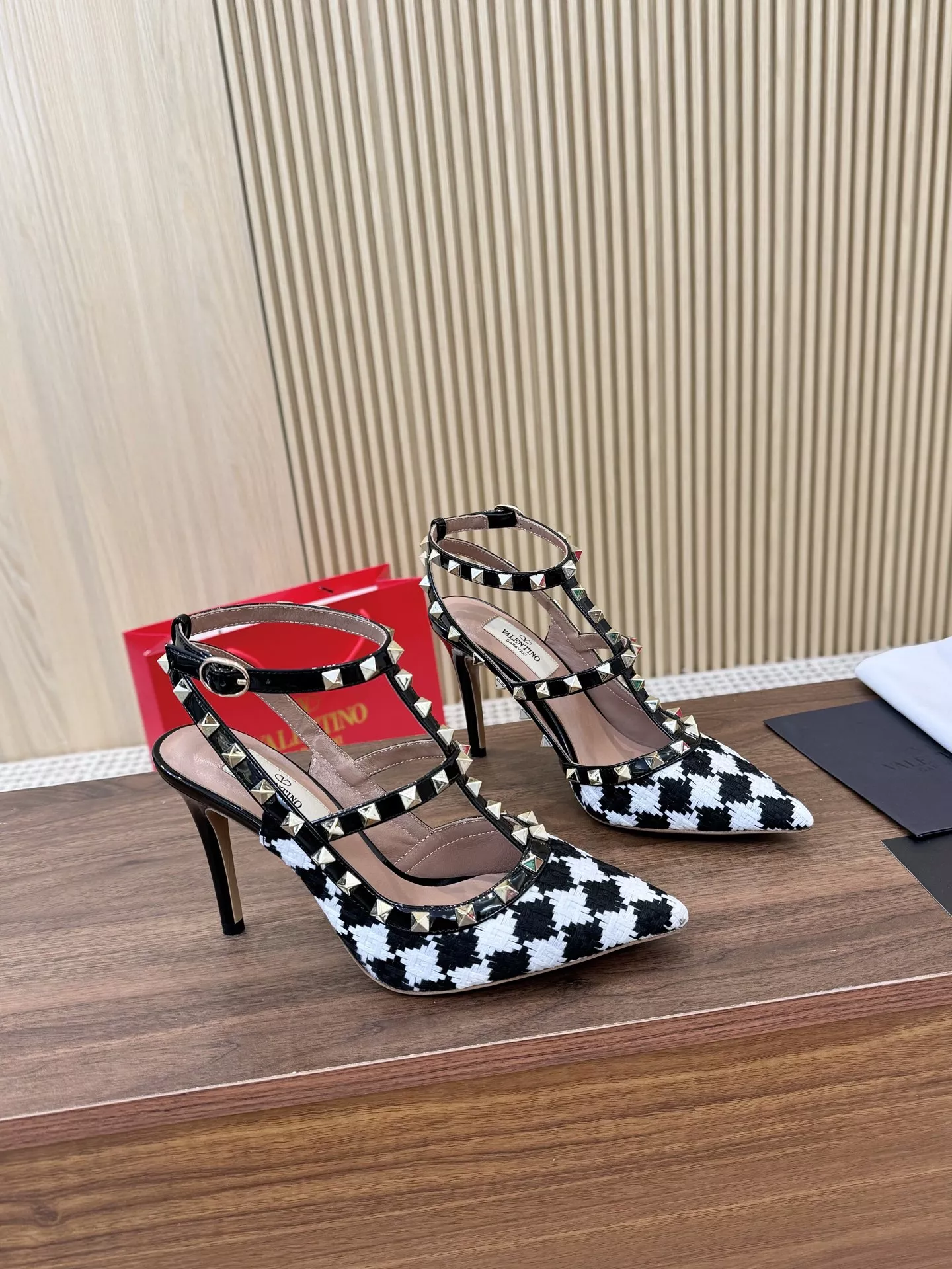 Valentino Sandal For Women Trendsetting 2306