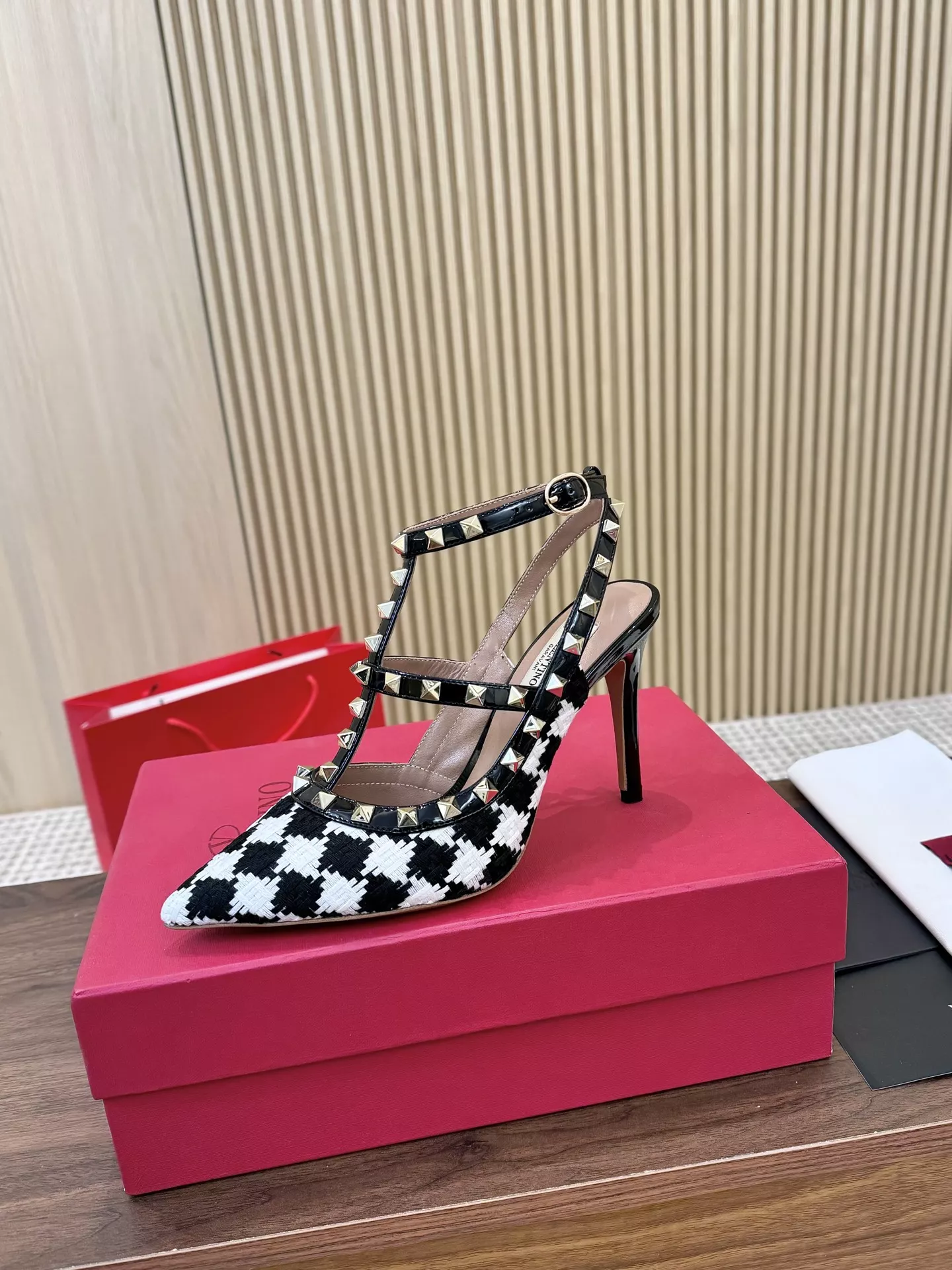Valentino Sandal For Women Trendsetting 2306