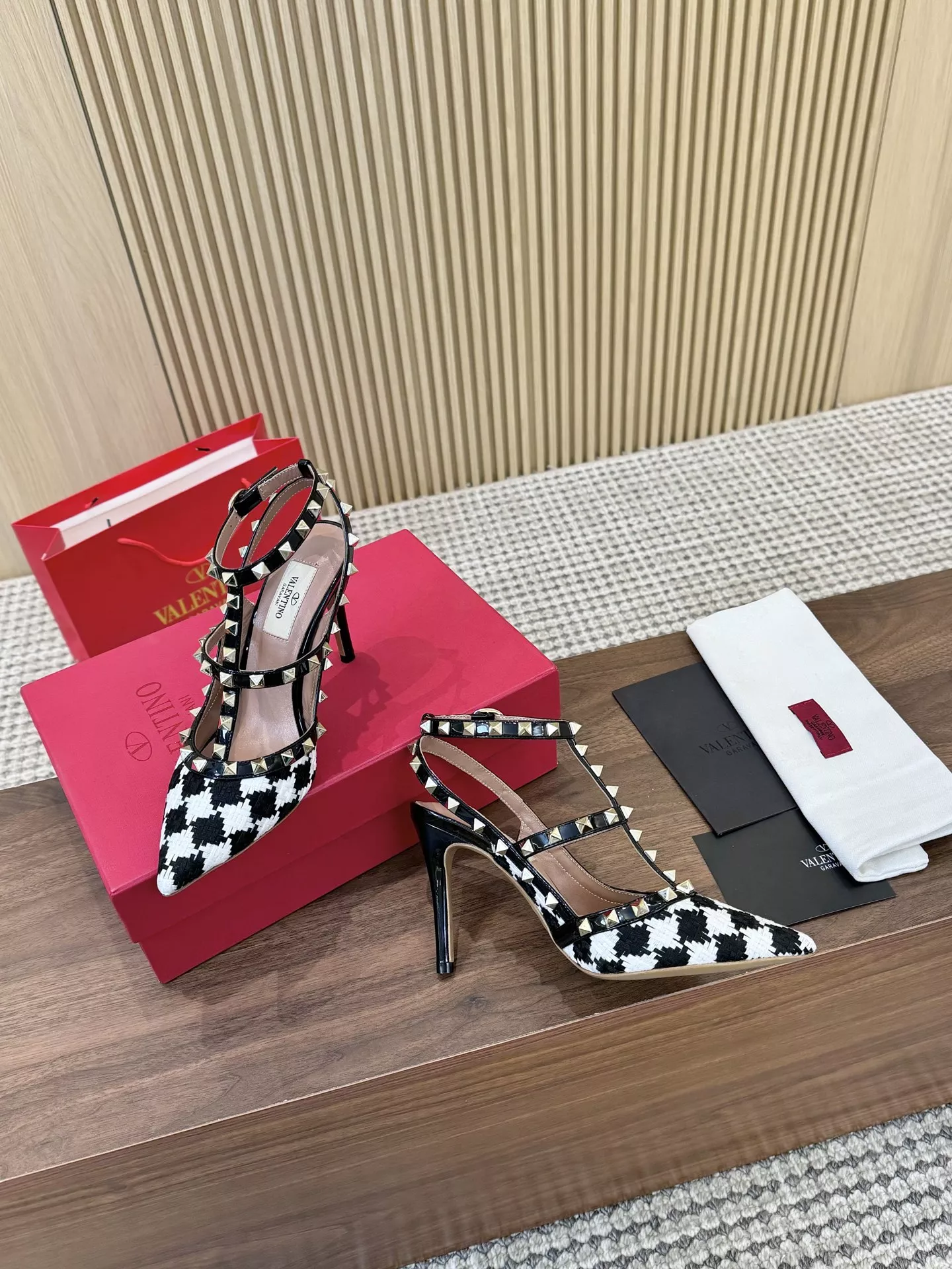 Valentino Sandal For Women Trendsetting 2306