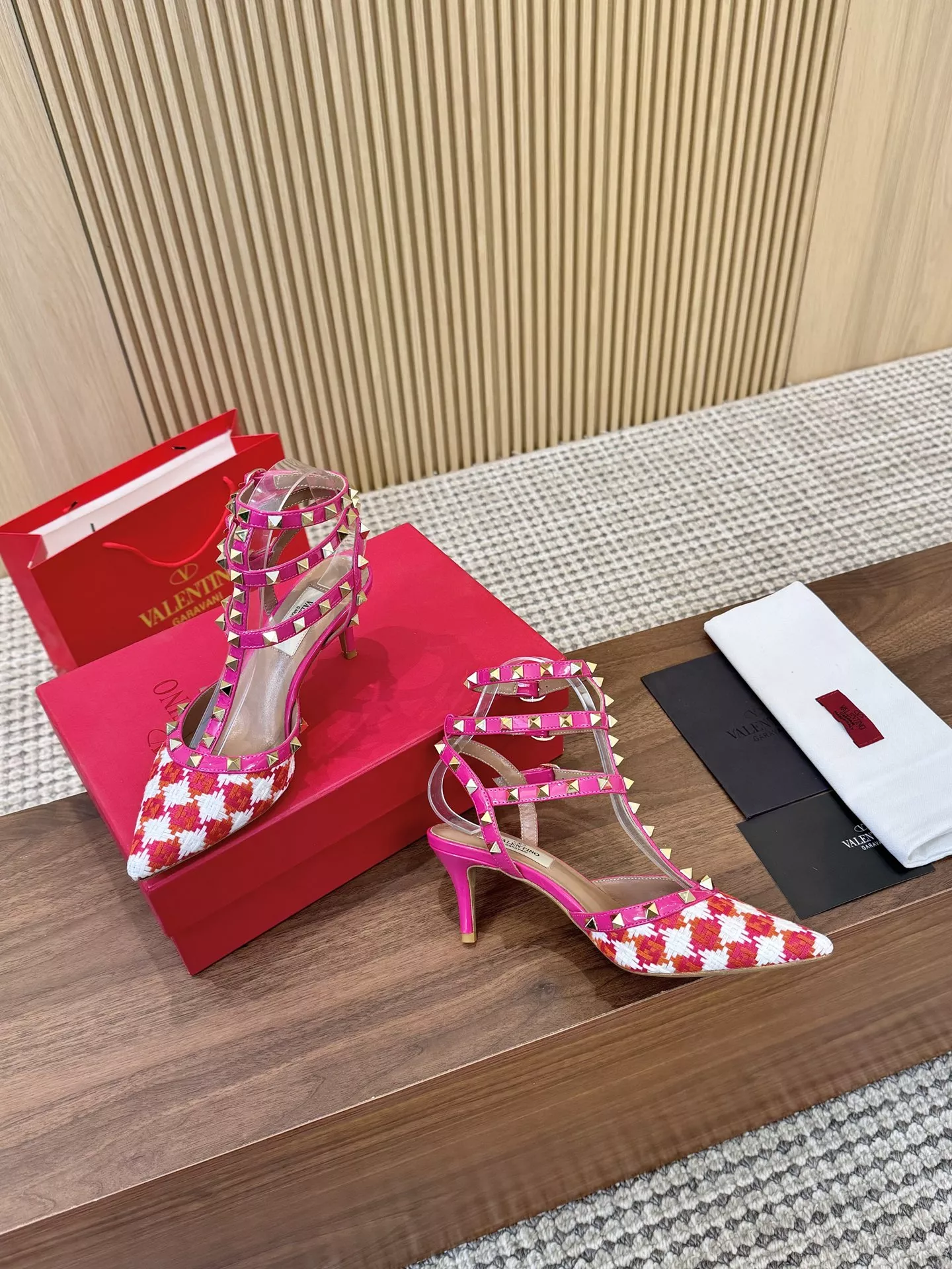Valentino Sandal For Women Trendsetting 7924