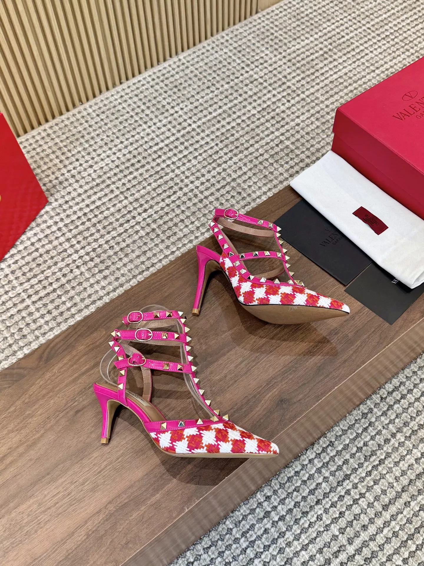 Valentino Sandal For Women Trendsetting 7924